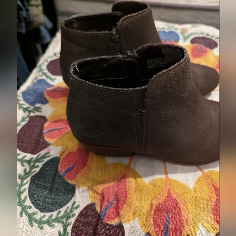 G.H Bass and Co‎ size 7 suede booties